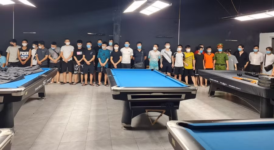 Quán bi-a lén lút đón khách bất chấp lệnh cấm.