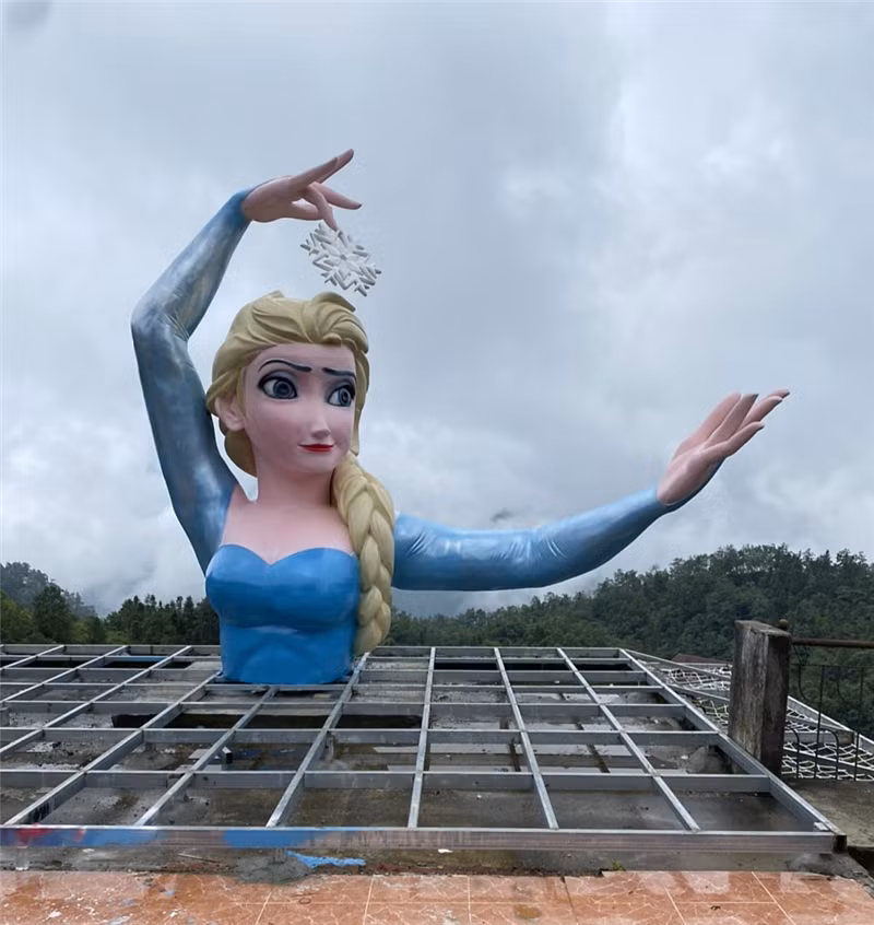 Bức tượng nữ hoàng băng giá Elsa vướng phải nhiều ý kiến trái chiều.