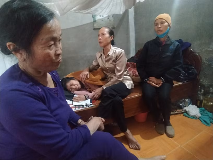 Vợ anh Thành khóc ngất đi trong đám tang 2 người con