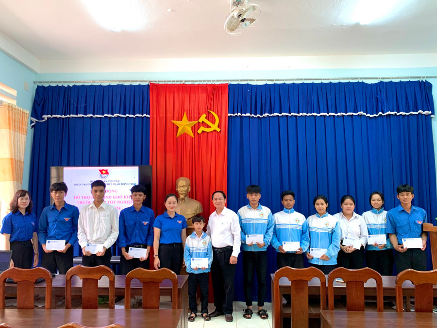 Em Yưng nhận được hỗ trợ để có chi phí đi lại, ăn ở trước khi bước vào Kỳ thi tốt nghiệp THPT 2024.