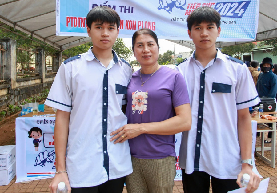 Bùi Song Hùng và Bùi Song Hiệp tự tin trong ngày thi đầu tiên. Bùi Song Hùng và Bùi Song Hiệp tự tin trong ngày thi đầu tiên.