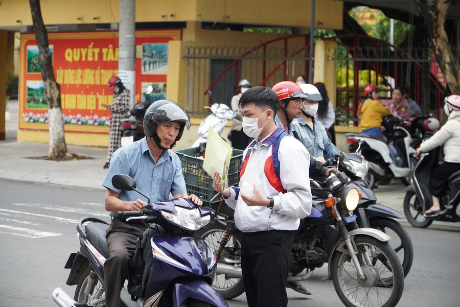 Phụ huynh động viên, dành những lời chúc tốt đẹp để con hoàn thành tốt kỳ thi.