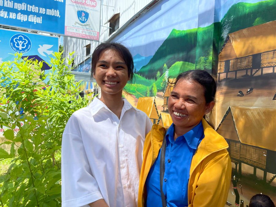 Chị Y Tươm và con gái Y Thuyn hạnh phúc sau buổi thi Ngữ Văn. Chị Y Tươm và con gái Y Thuyn hạnh phúc sau buổi thi Ngữ Văn.