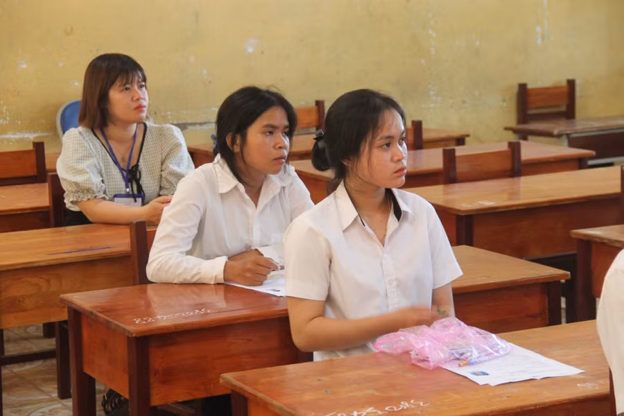 Sĩ tử Gia Lai bước vào môn thi Ngữ văn.