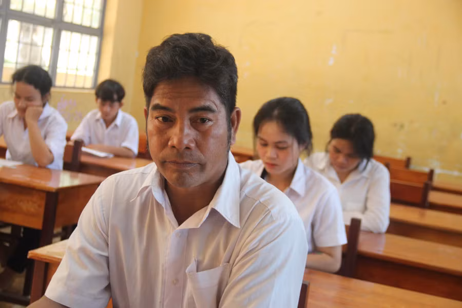 Thầy giáo U50 tham gia kỳ thi tốt nghiệp để làm gương cho con cháu