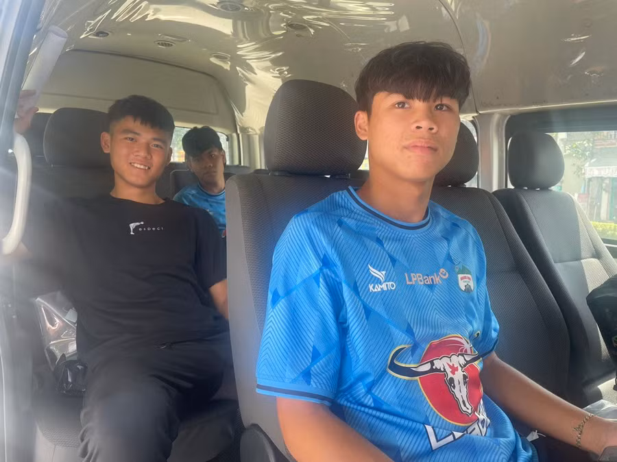 Các cầu thủ của CLB LP Bank Hoàng Anh Gia Lai tham gia kỳ thi.