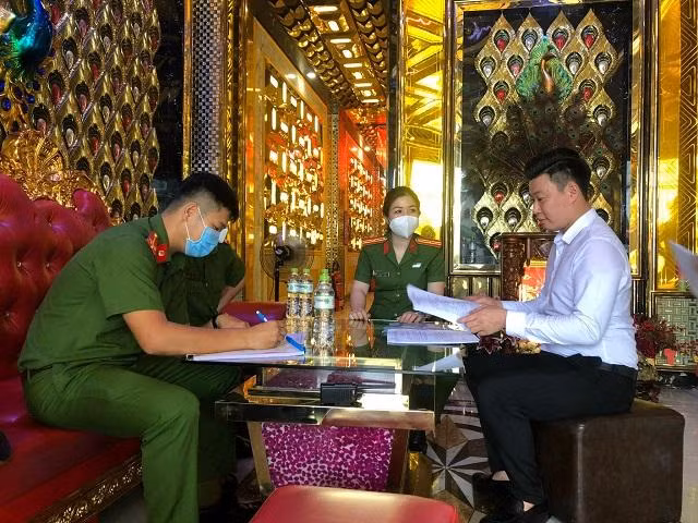 Cơ quan chức năng tiến hành làm việc với các chủ cơ sở kinh doanh karaoke.