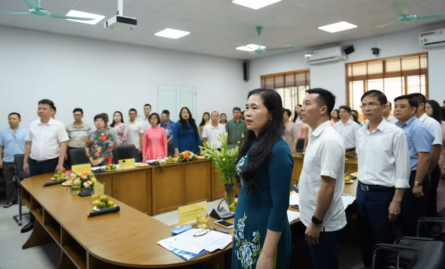 Các đại biểu và đoàn viên công đoàn thực hiện nghi lễ chào cờ.