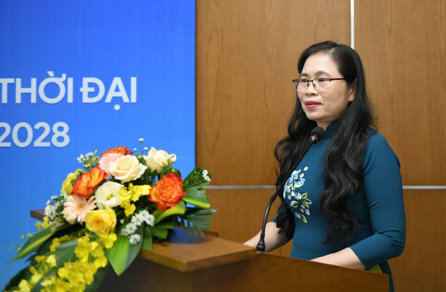 Bà Nguyễn Thị Bích Hợp – Phó Chủ tịch Công đoàn Giáo dục Việt Nam phát biểu chỉ đạo Đại hội. Bà Nguyễn Thị Bích Hợp – Phó Chủ tịch Công đoàn Giáo dục Việt Nam phát biểu chỉ đạo Đại hội.