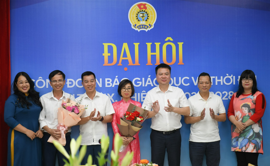 Ông Trần Mạnh Thắng - Trưởng ban Tổ chức, kiểm tra Công đoàn Giáo dục Việt Nam (thứ ba từ trái qua phải) và ông Triệu Ngọc Lâm - Bí thư Đảng ủy, Tổng Biên tập (thứ ba từ phải qua trái) tặng hoa chúc mừng Ban chấp hành nhiệm kỳ 2023 - 2028. Ông Trần Mạnh Thắng - Trưởng ban Tổ chức, kiểm tra Công đoàn Giáo dục Việt Nam (thứ ba từ trái qua phải) và ông Triệu Ngọc Lâm - Bí thư Đảng ủy, Tổng Biên tập (thứ ba từ phải qua trái) tặng hoa chúc mừng Ban chấp hành nhiệm kỳ 2023 - 2028.