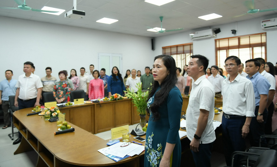 Các đại biểu và đoàn viên công đoàn thực hiện nghi lễ chào cờ. Các đại biểu và đoàn viên công đoàn thực hiện nghi lễ chào cờ.