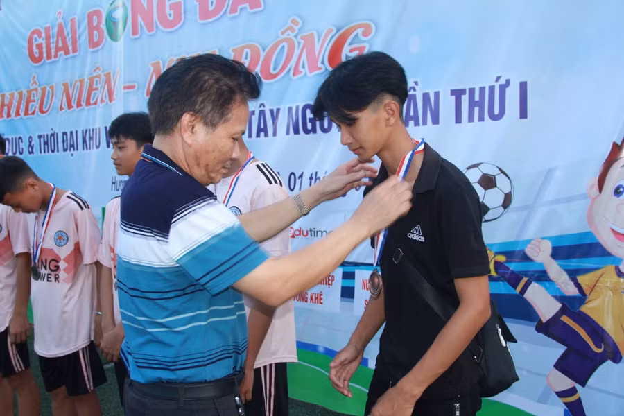 BTC trao giải phụ cho các cầu thủ có thành tích xuất sắc.