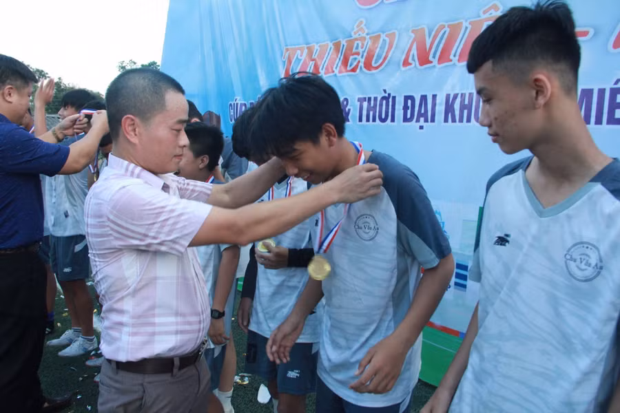 Đại diện báo GD&amp;TĐ khu vực Bắc Trung bộ trao huy chương cho các đội đoạt giải.