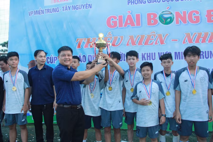 Trao cúp vô địch cho đội trường THCS Chu Văn An.