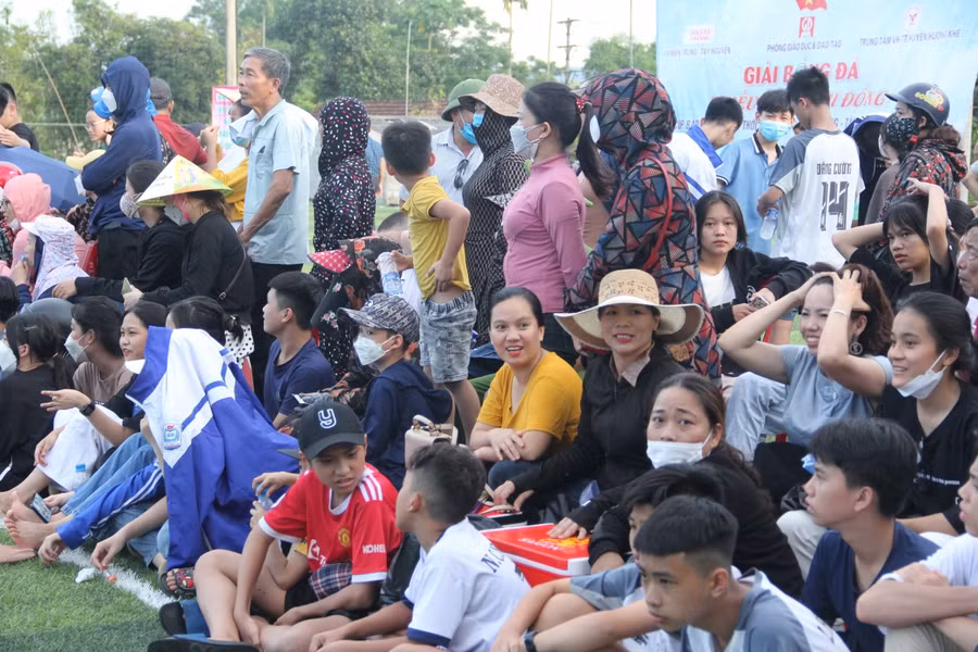 Rất đông khán giả có mặt tại sâu đấu cổ vũ cho 2 đội bóng.