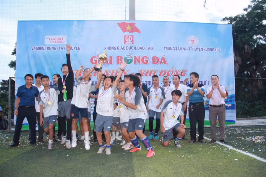 Niềm vui của các nhà vô địch nhí.