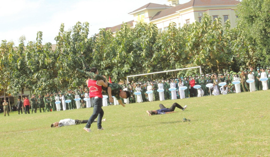 Màn biểu diễn võ thuật đặc sắc đến từ các chiến sĩ thuộc Bộ Chỉ huy Quân sự tỉnh Đắk Lắk trong lễ khai mạc Hội thao.