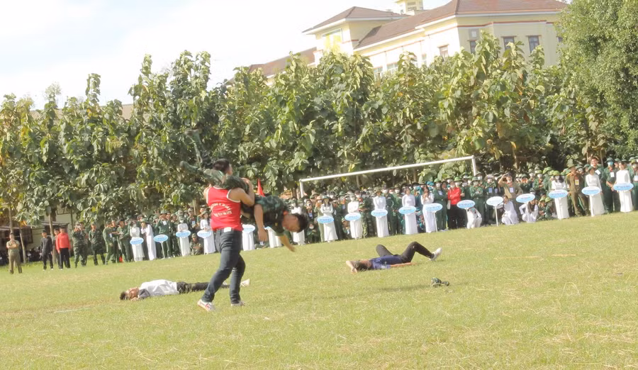 Màn biểu diễn võ thuật đặc sắc đến từ các chiến sĩ thuộc Bộ Chỉ huy Quân sự tỉnh Đắk Lắk trong lễ khai mạc Hội thao.