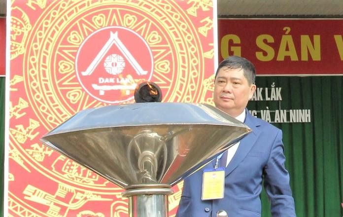 Ngọn lửa truyền thống của Hội thao được Giám đốc Sở GD&amp;ĐT Phạm Đăng Khoa thắp sáng Đài lửa của Hội thao tại Bộ Chỉ huy Quân sự tỉnh Đắk Lắk.
