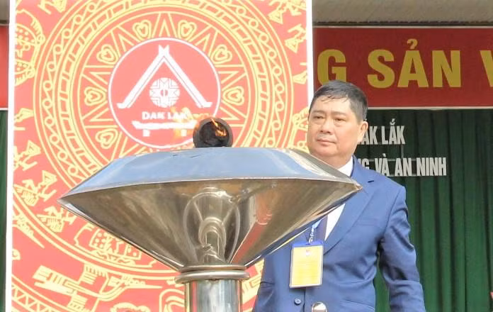 Ngọn lửa truyền thống của Hội thao được Giám đốc Sở GD&amp;ĐT Phạm Đăng Khoa thắp sáng Đài lửa của Hội thao tại Bộ Chỉ huy Quân sự tỉnh Đắk Lắk.