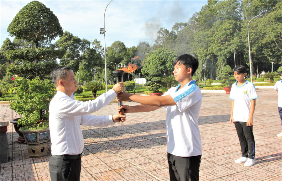 Ngọn lửa truyền thống của Hội thao được TS. Đỗ Tường Hiệp - Phó Giám đốc Sở GD&ĐT Đắk Lắk trao lại cho đại diện các vận động viên tham gia Hội thao.