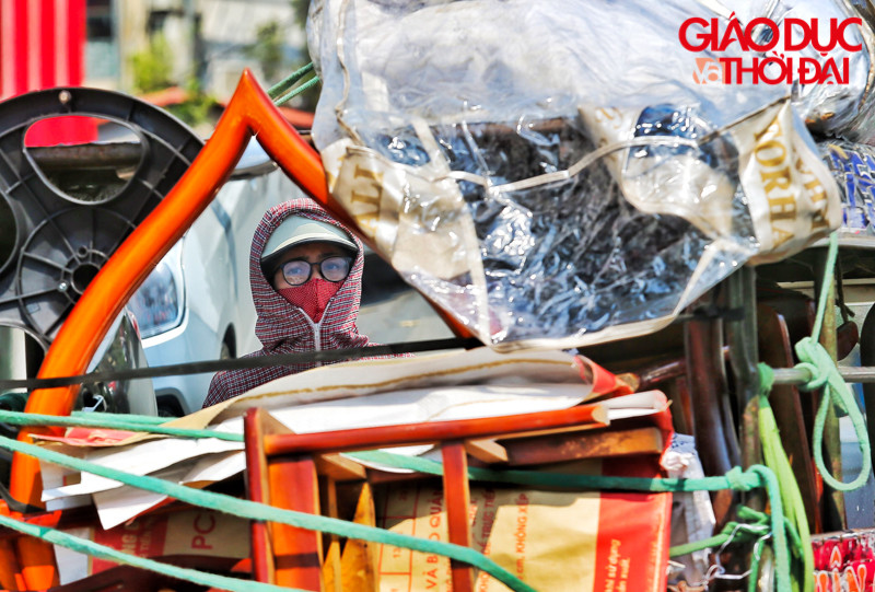 Có những chị em phải mặc đến 2 lớp áo chống nắng, đeo 3 lớp khẩu trang vì sợ ánh nắng mặt trời ảnh hưởng đến da.