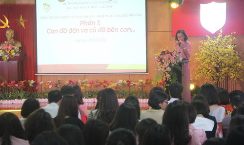 Cô giáo Phương Diệp chia sẻ về câu chuyện một học sinh nữ đồng tình của mình. Cô giáo Phương Diệp chia sẻ về câu chuyện một học sinh nữ đồng tình của mình.