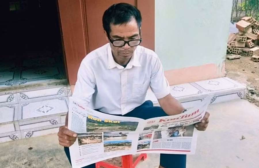 Người dân đọc báo để tiếp cận thêm thông tin, nâng cao kiến thức.