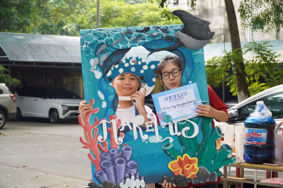 Hơn 3,6 tấn giấy, 655kg sách truyện, 2 tấn quần áo cũ cùng 83,6kg chai lọ được quyên góp từ các em và bạn học sinh, sinh viên cùng với các bậc phụ huynh.