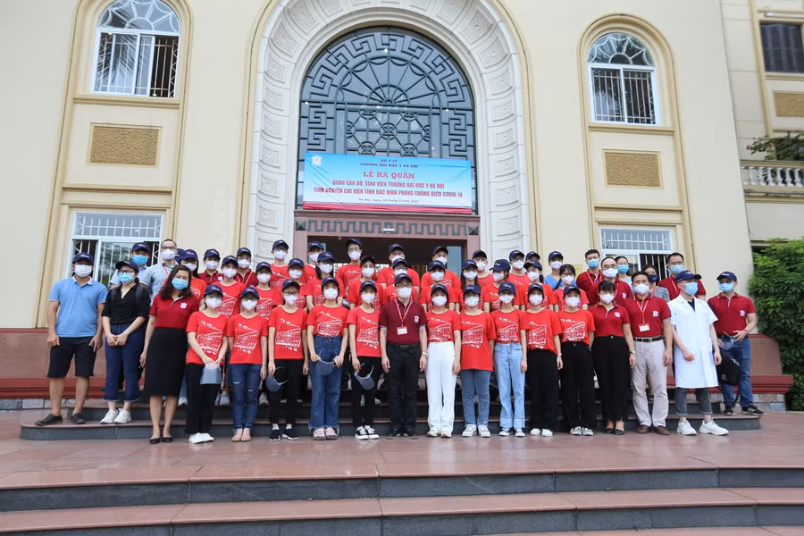 50 sinh viên cùng cán bộ trường Đại học Y Hà Nội chụp ảnh tập thể trước khi lên đường chi viện cho tỉnh Bắc Ninh.