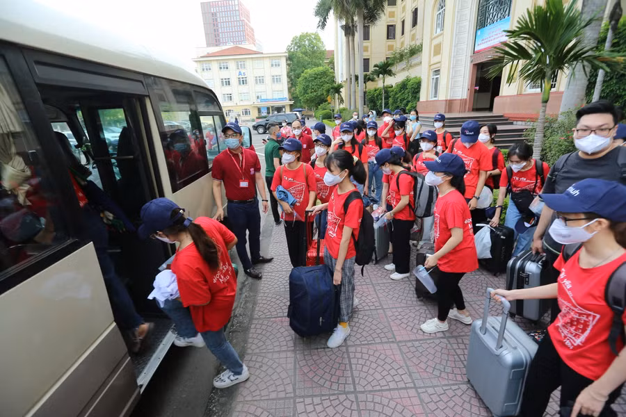 50 sinh viên và cán bộ Đại học Y Hà Nội lên đường chi viện cho tỉnh Bắc Ninh ảnh 3