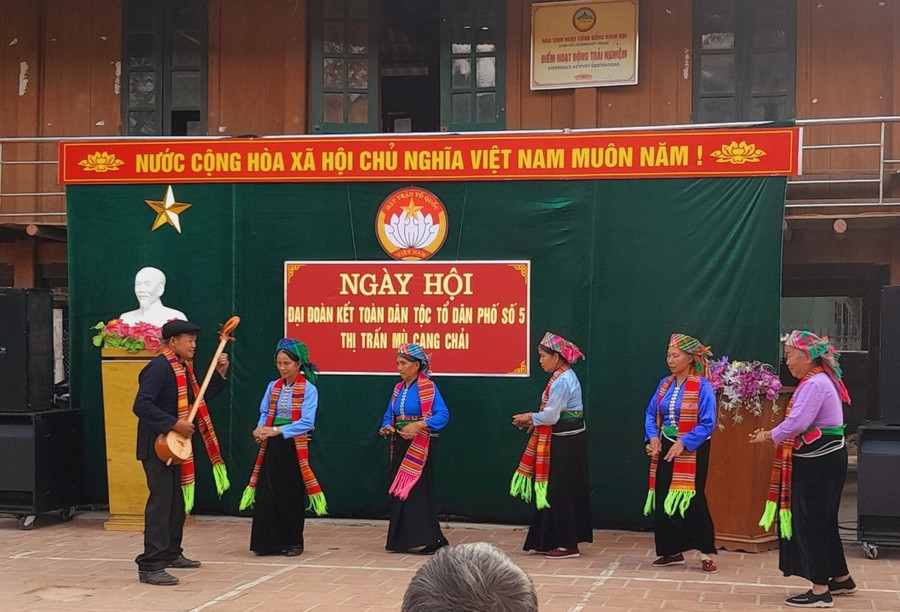 Một buổi sinh hoạt cộng đồng của người dân các dân tộc ở thị trấn Mù Cang Chải.