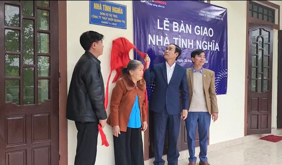 Đại diện Công ty Thủy điện và chính quyền thực hiện nghi thức bàn giao nhà. Ảnh: Thanh Việt Đại diện Công ty Thủy điện và chính quyền thực hiện nghi thức bàn giao nhà. Ảnh: Thanh Việt
