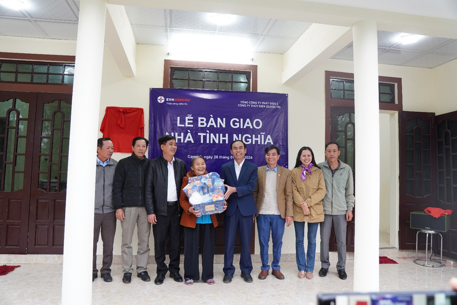 Tặng quà đến các gia đình chính sách. Tặng quà đến các gia đình chính sách.