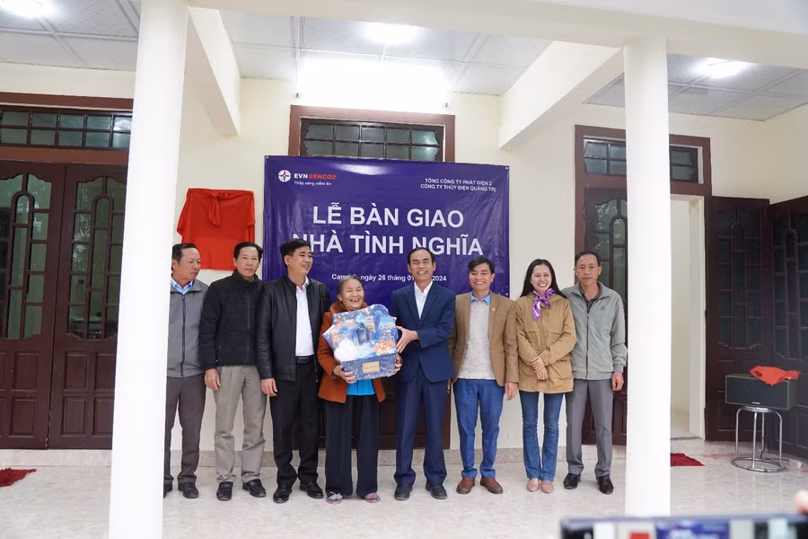 Tặng quà đến các gia đình chính sách.