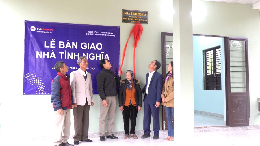 Bàn giao nhà cho bà Trần Thị Thỉ - thôn Cam Vũ 2, xã Cam Thủy. Bàn giao nhà cho bà Trần Thị Thỉ - thôn Cam Vũ 2, xã Cam Thủy.