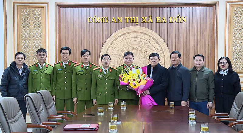 Lãnh đạo UBND thị xã Ba Đồn khen thưởng lực lượng phá án.