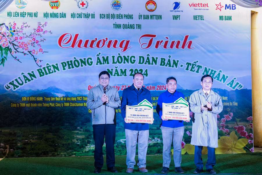 Trưởng Ban Tuyên giáo Tỉnh ủy Hồ Đại Nam và Phó Chủ tịch Ủy ban MTTQ Việt Nam tỉnh Dương Tân Long trao nhà đại đoàn kết cho hộ nghèo 2 xã Ba Tầng và A Dơi, huyện Hướng Hóa.