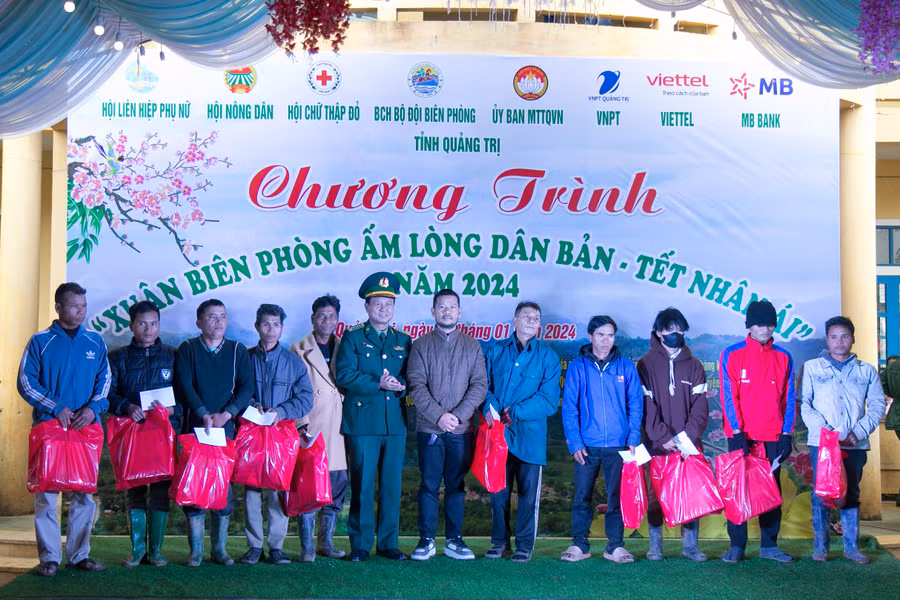 Đại tá Đinh Xuân Hùng, Chính ủy BĐBP Quảng Trị và nhà tài trợ trao tặng quà cho bà con Nhân dân xã Ba Tầng, huyện Hướng Hóa.