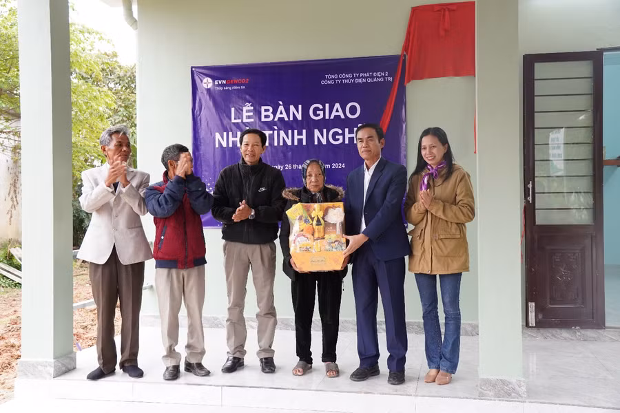 Lãnh đạo Công ty và lãnh đạo chính quyền địa phương bàn giao nhà tình nghĩa cho bà Trần Thị Sen, thôn Nhật Lệ, xã Cam Thủy.