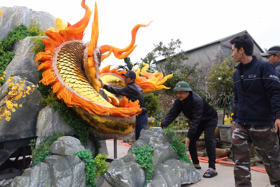 Linh vật rồng này chuẩn bị được vận chuyển đến công viên trung tâm thị trấn Lao Bảo (huyện Hướng Hóa, tỉnh Quảng Trị) để trưng bày.