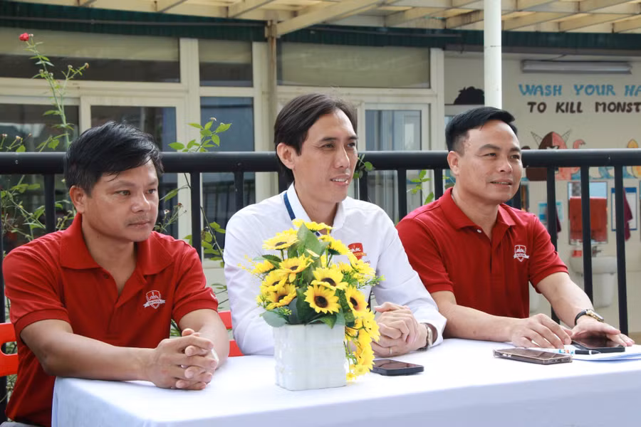 Ban giám hiệu cùng theo dõi và đồng hành với các học sinh tại buổi chuyên đề.