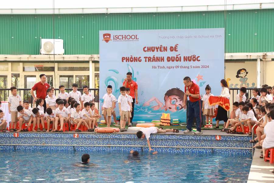 Giáo viên hướng dẫn các kỹ năng cứu đuối.