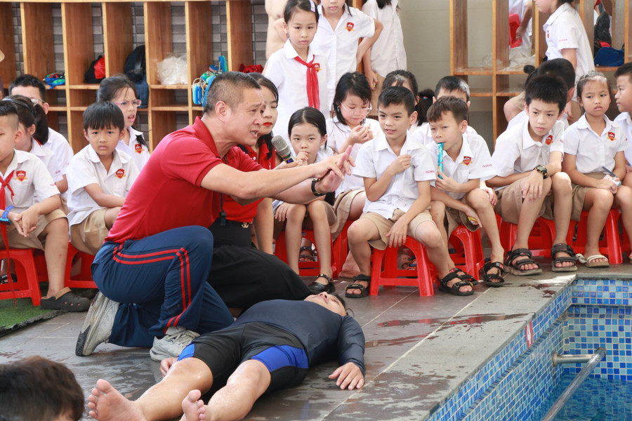 Thông qua sự hướng dẫn tỉ mỉ của thầy cô đã trang bị thêm cho học sinh những kiến thức, kỹ năng cơ bản về phòng tránh đuối nước. Thông qua sự hướng dẫn tỉ mỉ của thầy cô đã trang bị thêm cho học sinh những kiến thức, kỹ năng cơ bản về phòng tránh đuối nước.