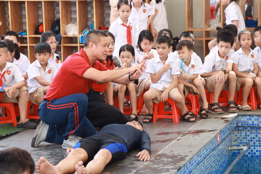 Thông qua sự hướng dẫn tỉ mỉ của thầy cô đã trang bị thêm cho học sinh những kiến thức, kỹ năng cơ bản về phòng tránh đuối nước.