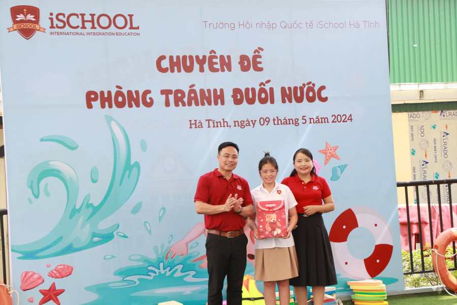 Em Lê Ngọc Minh Trang (Lớp 5A2) HCV môn bơi lội tại Hội khỏe Phù Đổng tỉnh Hà Tĩnh lần thứ XIV phát biểu khai mạc chuyên đề. Em Lê Ngọc Minh Trang (Lớp 5A2) HCV môn bơi lội tại Hội khỏe Phù Đổng tỉnh Hà Tĩnh lần thứ XIV phát biểu khai mạc chuyên đề.