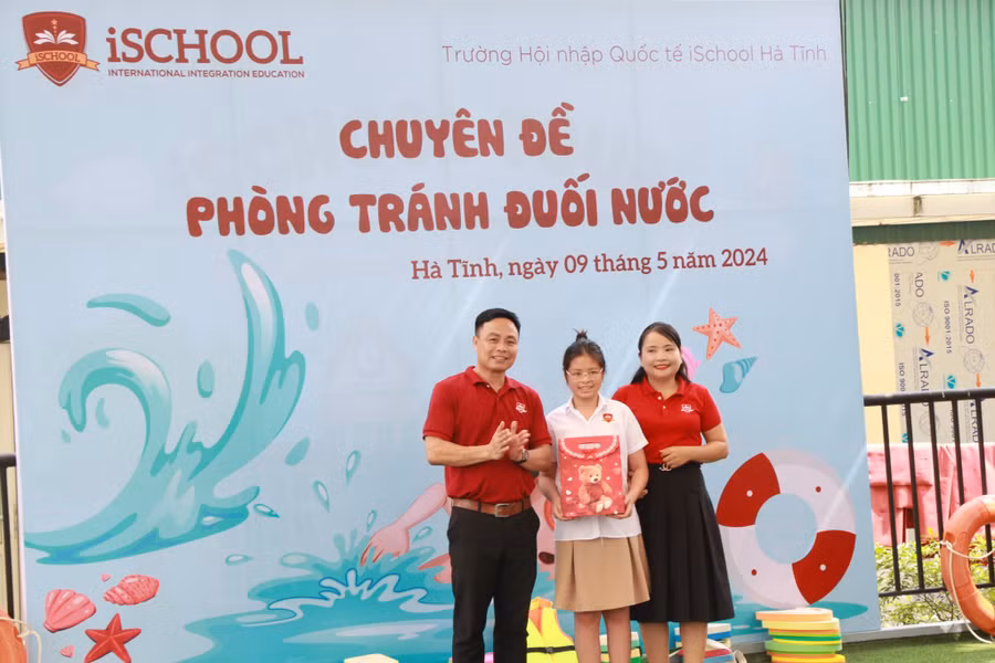 Em Lê Ngọc Minh Trang (Lớp 5A2) HCV môn bơi lội tại Hội khỏe Phù Đổng tỉnh Hà Tĩnh lần thứ XIV phát biểu khai mạc chuyên đề.