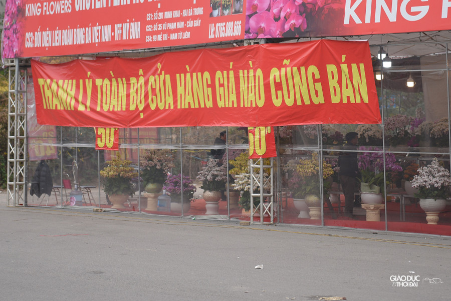 Nhiều cửa hàng lan thì treo biển giảm giá 30-50%.