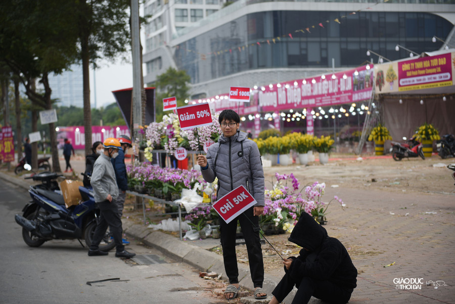 Tại mặt đường Phạm Hùng, những gian hàng lan nhỏ nhỏ treo biển giảm giá 50%, chậu lan nhỏ thì giá khoảng 100 ngàn.