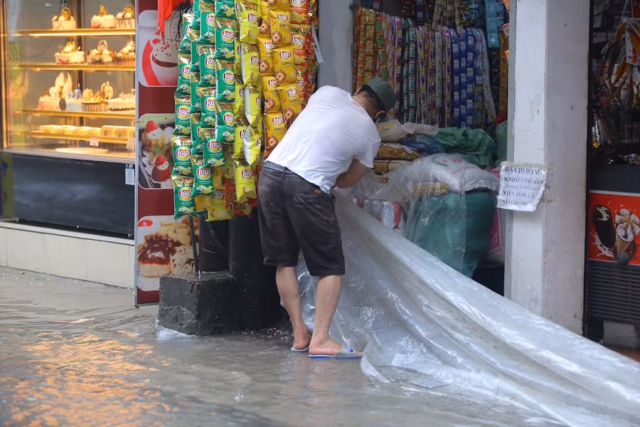 Nhiều gia đình phải dùng nilong để chắn ngăn cho sóng nước vào trong nhà.